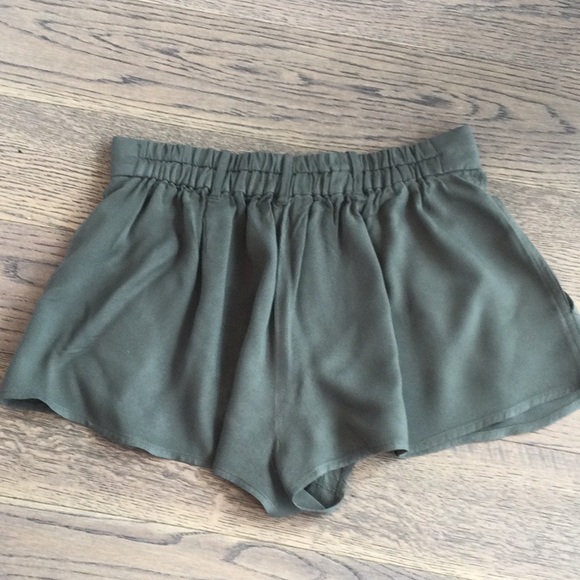 Aritzia Talula pleated shorts - Picture 3 of 5